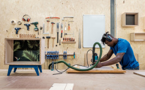 Atelier Emmaüs à Lyon avec le bénéficiaire  Soutenu en compétences par la Fondation EY